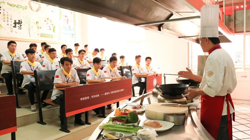 食品代工与自建厂：成本考量背后的深层逻辑