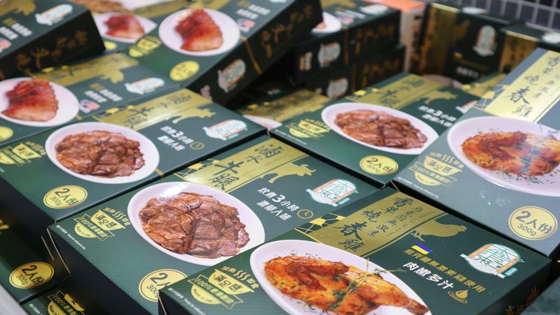 在采购过程中，要关注食品安全。以下是一些注意事项：